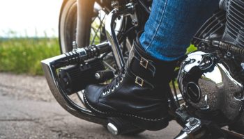 Est-ce que les chaussures de moto sont obligatoires ?